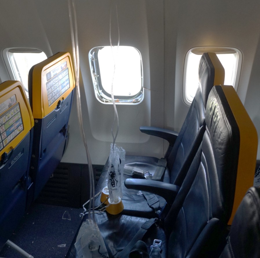 Ryanair 737 window loss